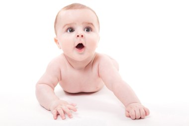 Midesi beyaz bir arka plan üzerinde yatan çıplak gülümseyen bebek bir
