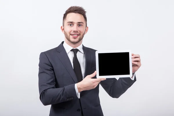 Souriant jeune étudiant réussi sur un fond blanc dans un clas — Photo