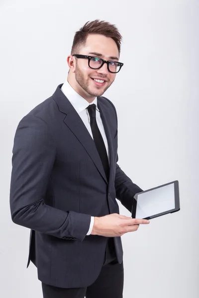 Creativo joven programador en un traje de negocios con corbata y cantado — Foto de Stock