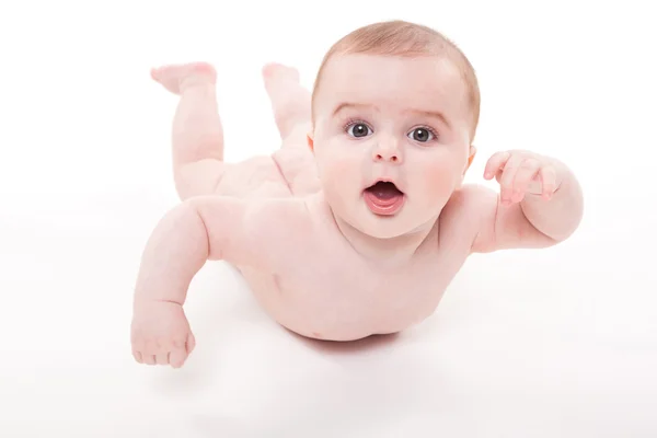 白の背景に彼の胃の上に横たわる裸の微笑の赤ん坊、 — ストック写真