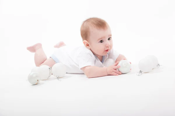 Dziecko na białym tle grać z Boże Narodzenie zabawki — Zdjęcie stockowe