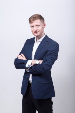 h beyaz zemin üzerine mavi ceket ve ayakta genç öğrenci