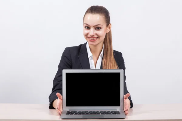 Femme d'affaires assis à la table et étend vers l'avant ordinateur portable s — Photo