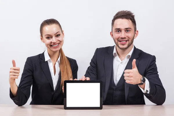 Студенты улыбающиеся мужчина и женщина в деловых костюмах держат — стоковое фото