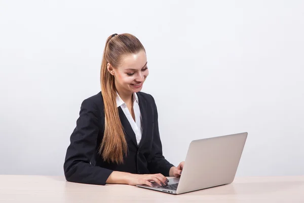 Moderna mujer de negocios joven en un traje de negocios en un fondo blanco — Foto de Stock