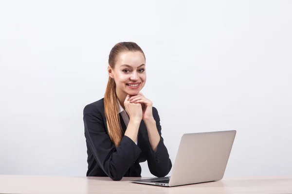 Moderna mujer de negocios joven en un traje de negocios en un fondo blanco — Foto de Stock