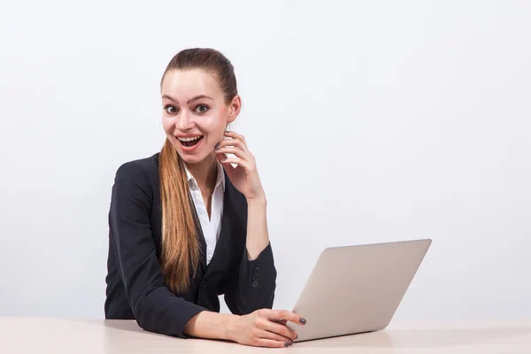 Moderna mujer de negocios joven en un traje de negocios en un fondo blanco —  Fotos de Stock