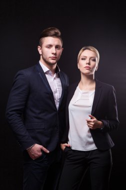 şık, trendy ve modern iş erkek ve kadın üzerinde siyah backg
