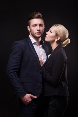 şık, trendy ve modern iş erkek ve kadın üzerinde siyah backg