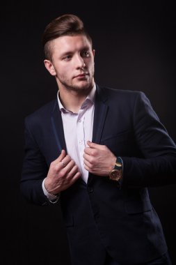 siyah bir backgr bir iş takım elbise şık, trendy işadamı