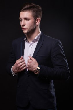 başarılı genç iş adamı bir bla üzerinde şık takım elbise