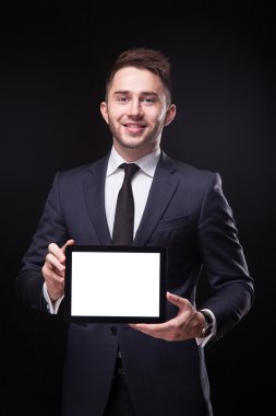 başarılı genç iş adamı bir bla üzerinde şık takım elbise