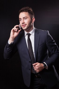 siyah bir backgr bir iş takım elbise şık, trendy işadamı