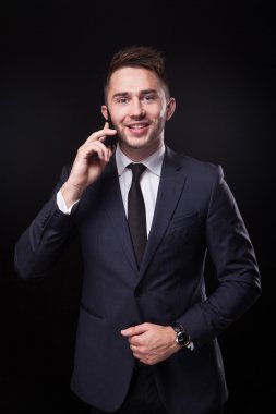 siyah bir backgr bir iş takım elbise şık, trendy işadamı