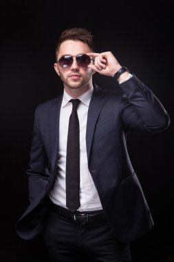 iş kıyafeti ve güneş gözlüğü üzerinde şık, trendy işadamı