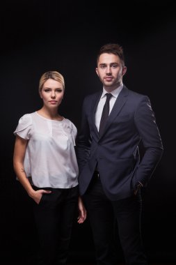 şık, trendy ve modern iş erkek ve kadın üzerinde siyah backg