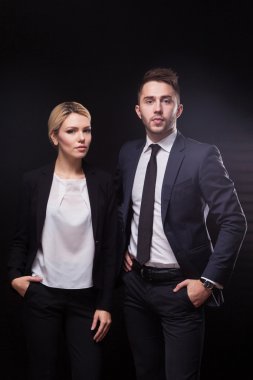 şık, trendy ve modern iş erkek ve kadın üzerinde siyah backg
