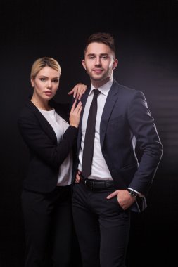 şık, trendy ve modern iş erkek ve kadın üzerinde siyah backg