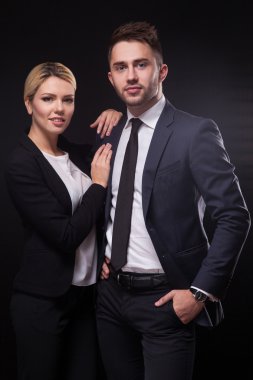 şık, trendy ve modern iş erkek ve kadın üzerinde siyah backg