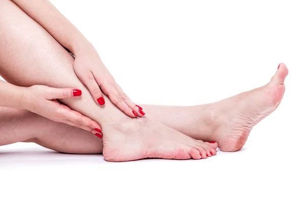关于高跟鞋的女性的脚与愈伤组织脱水的皮肤干燥 — 图库照片