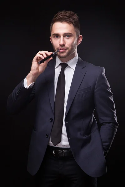 Επιτυχημένος επιχειρηματίας νεαρός σε ένα κομψό κοστούμι σε ένα μπλα — Φωτογραφία Αρχείου