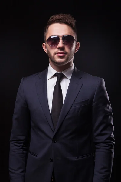 Stylischer, trendiger Geschäftsmann im Businessanzug und Sonnenbrille — Stockfoto