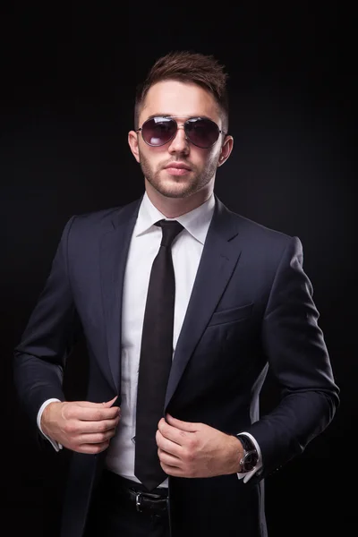Stylischer, trendiger Geschäftsmann im Businessanzug und Sonnenbrille — Stockfoto
