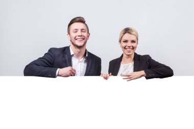 Stüdyo portre başarılı erkek ve kadınların beyaz arka plan üzerinde 