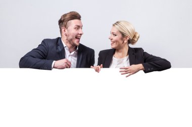 Stüdyo portre başarılı erkek ve kadınların beyaz arka plan üzerinde 