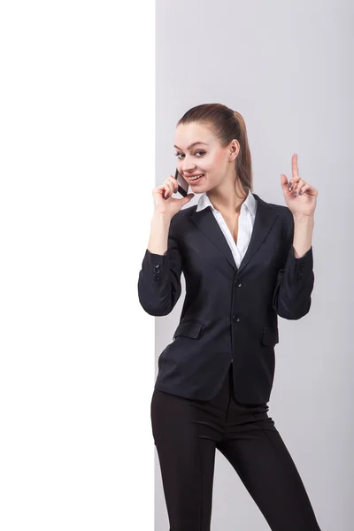 Young business woman in a business suit stands next to the board — Φωτογραφία Αρχείου