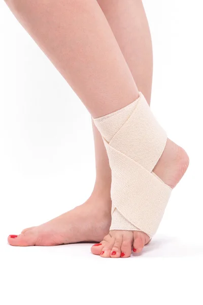 Frauenbein mit elastischem Verband gebunden, Fußknöchel — Stockfoto