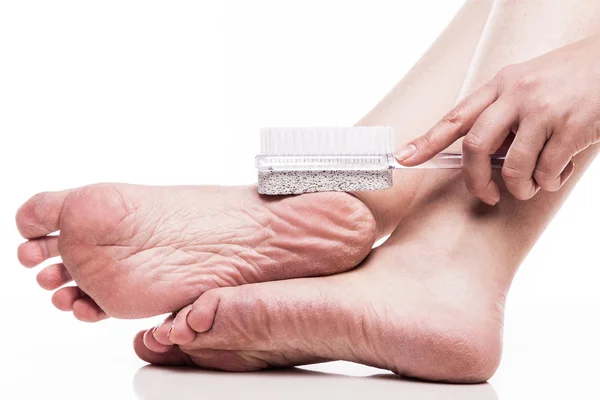 Pflege der trockenen Haut an den gepflegten Füßen und Fersen mit dem — Stockfoto