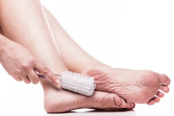 Cuidado de la piel seca en los pies bien arreglados y tacones con el él — Foto de Stock
