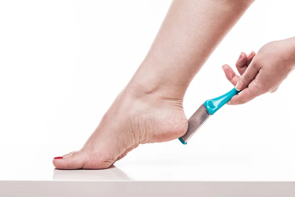 Care for dry skin on the well-groomed feet and heels with the he — ストック写真