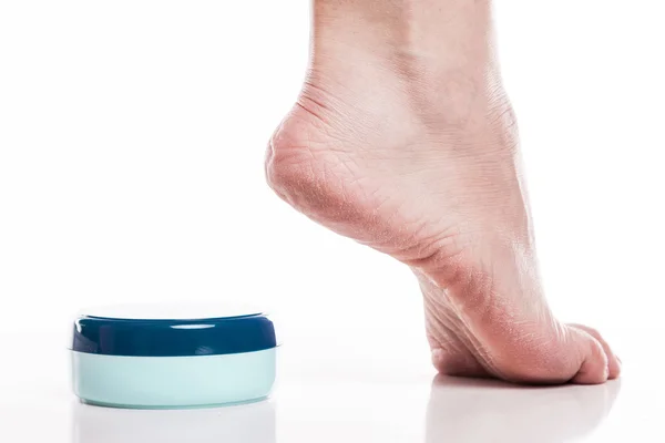 Догляд за сухою шкірою на доглянутих ногах і підборах з кремами — стокове фото
