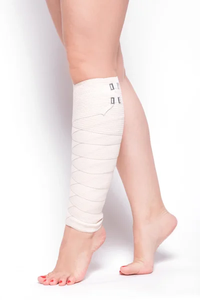Kostki kobieta na białym tle przeciągnięty bandaż elastyczny — Zdjęcie stockowe