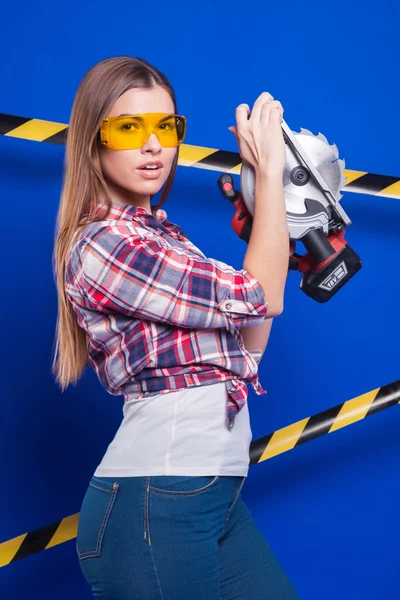 Plus-size model on a blue background with the construction of th — 图库照片