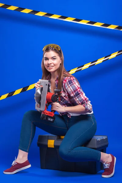 Plus-size model on a blue background with the construction of th — ストック写真