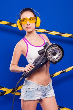 koruyucu gözlük ve h mor bir arka plan üzerinde seksi esmer