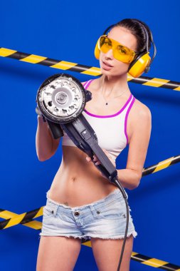koruyucu gözlük ve h mor bir arka plan üzerinde seksi esmer