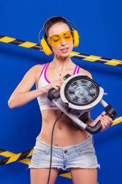 koruyucu gözlük ve h mor bir arka plan üzerinde seksi esmer