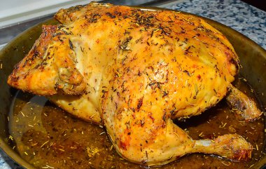 Baharatlı ve sebzeli kızarmış tavuk.