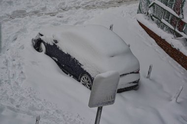 Yılın ilk kar yağışından beri karla kaplı arabalar.