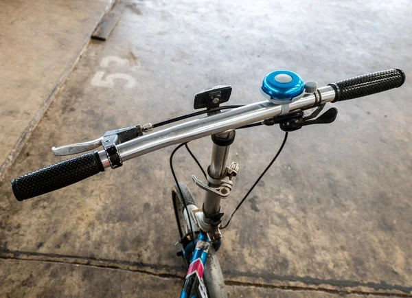 Campana de bicicleta azul en el manillar —  Fotos de Stock
