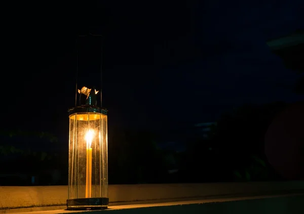 Lampe en verre décagone, lumière de bougie dans l'obscurité . — Photo