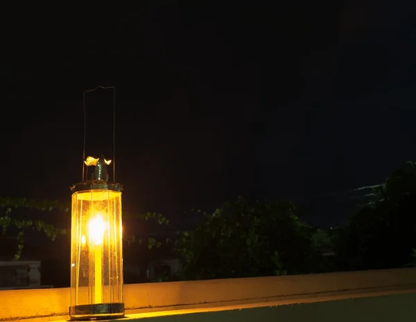 Candeeiro de vidro Decagon, luz de vela na escuridão . — Fotografia de Stock