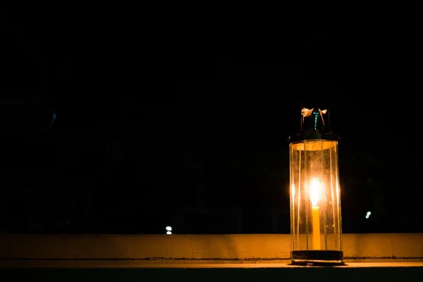 Декагонна скляна лампа, свічка в темряві . — стокове фото
