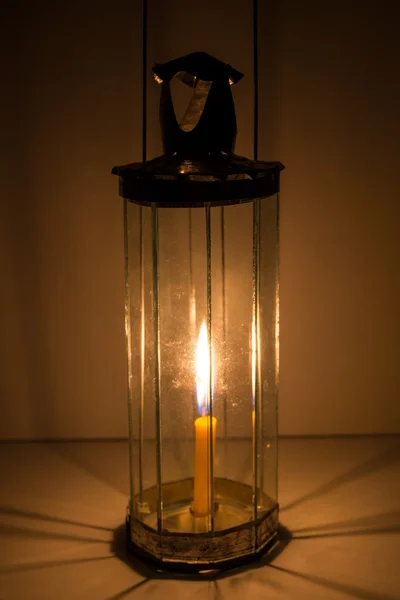 Lampe en verre décagone, bougie allumée . — Photo
