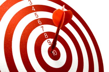 Kırmızı oklar ile kırmızı dart hedef yakın çekim