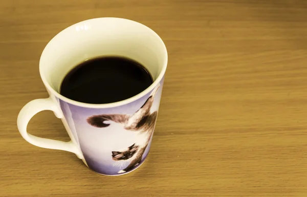 Copo de café de gato na mesa de madeira — Fotografia de Stock